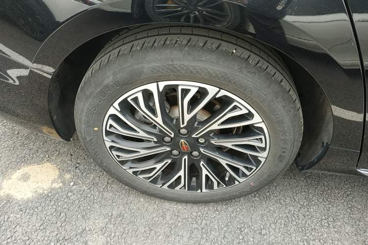 Used Hongqi H5 2025 2.0T Automatic Flag Edition – 500 000 Units Commemorative Version Right Rear Wheel Hub