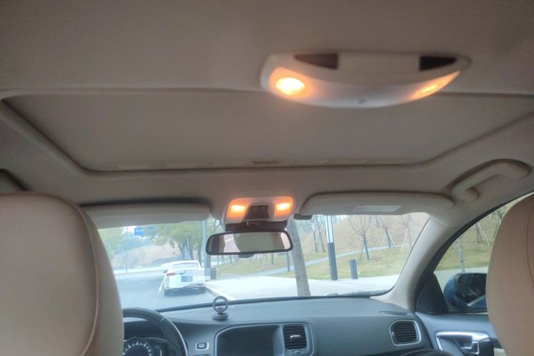 Used Volvo V60 2015 T5 Zhiyi Edition
