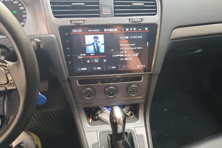 Used Volkswagen Golf 2016 1.6L Automatic Fashion Model Audio And AC Panel