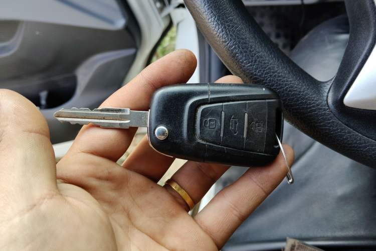 Used SAIC MAXUS Xintu V80 2021 2.0T PLUS AMT Van Short Wheelbase Mid-Roof Design 3 Seats
