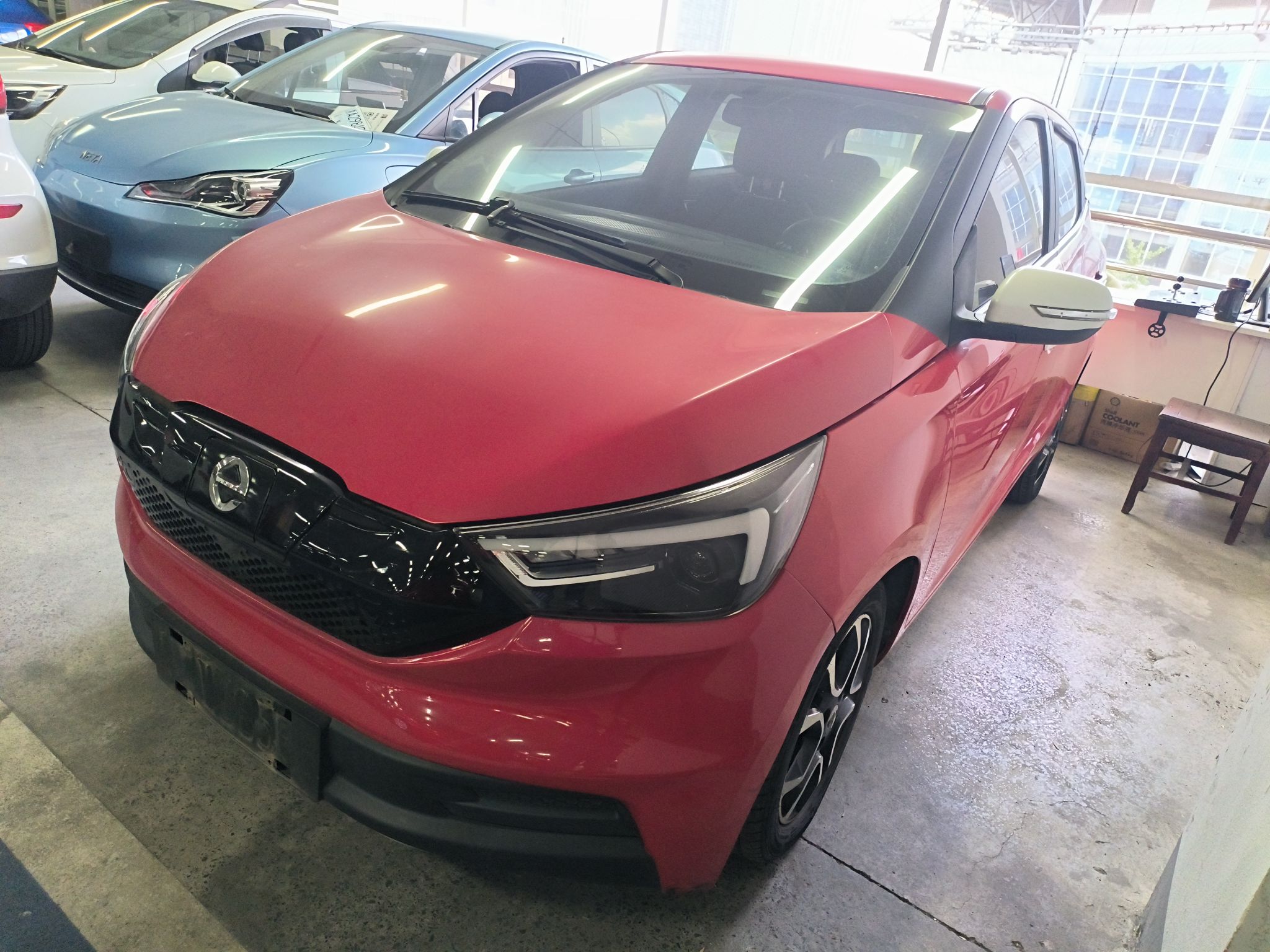 Под передней частью автомобиля