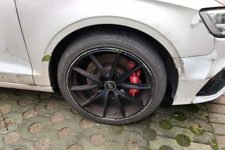 Used Audi A3 2018 30th Anniversary Edition Limousine 35 TFSI Ambition Model Right Front Wheel Hub