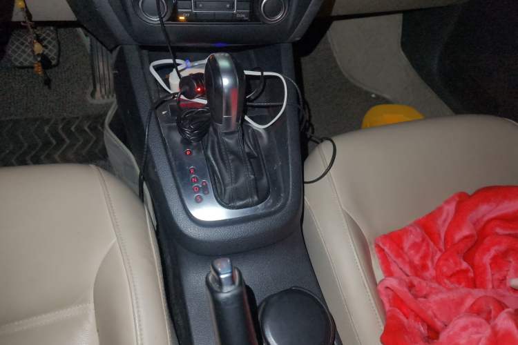 Used Volkswagen Sagitar 2012 1.4TSI Automatic Fashion Edition Gear Lever