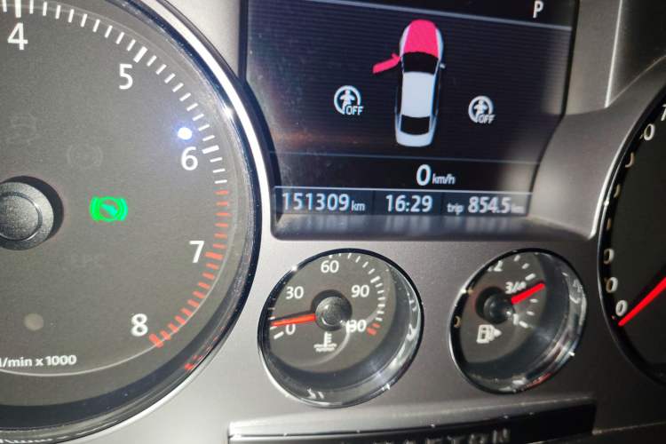 Used Volkswagen Phaeton 2014 3.0L Business Model Odometer Close Up