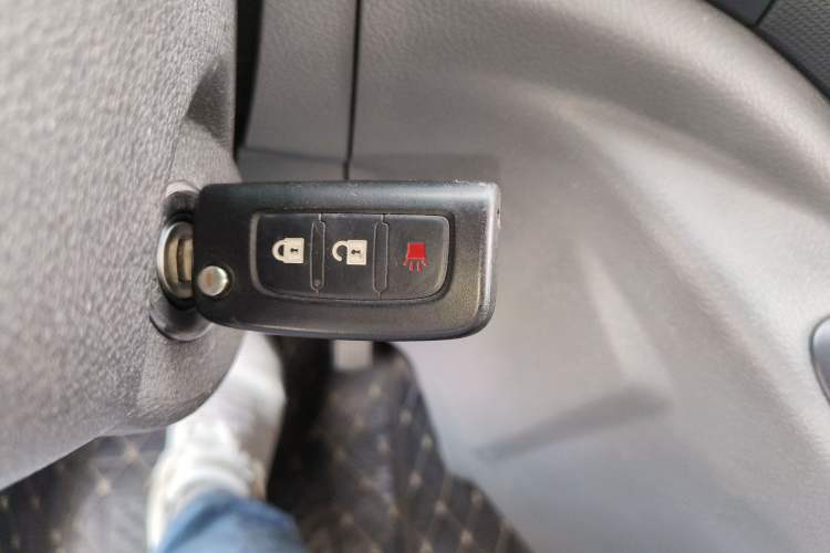 Used Foton Toano 2023 2.0T Automatic Jixiang Multi-Function Long-Wheelbase Mid-Height Rear Single Tire – Available in 6/7/9-Seater Configurations Vehicle Key