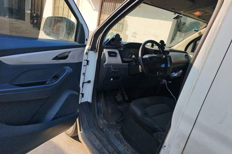 Used SAIC MAXUS EV30 2022 Pure-Electric Smart Logistics Expert with Long Wheelbase Guoxuan