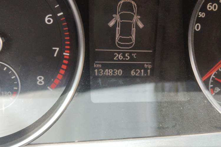 Used Volkswagen FAW-Volkswagen CC 2011 1.8TSI Luxury Model Odometer Close Up