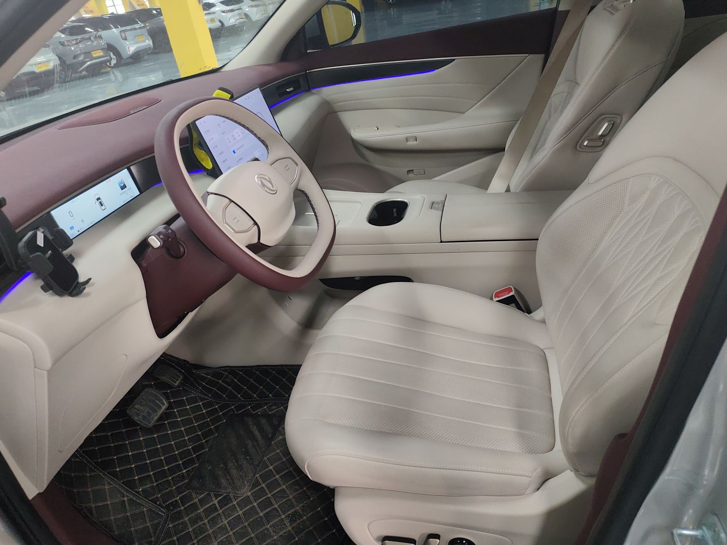 المقاعد الأمامية داخل السيارة