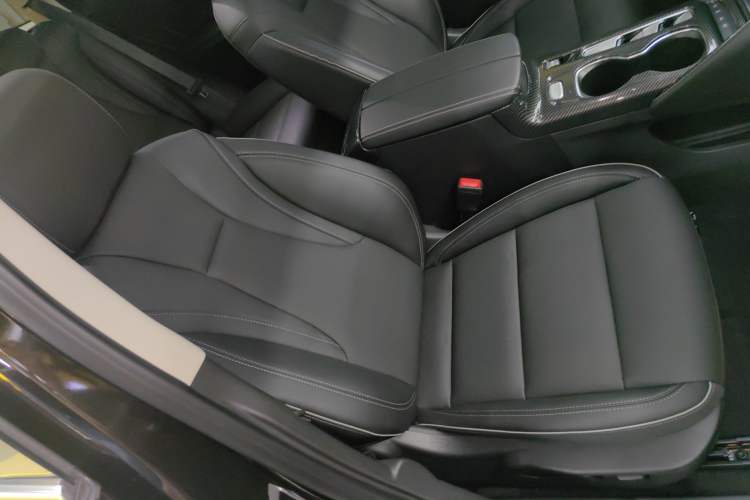 Used Buick Envision 2023 Encore Plus 652T Five-Seat All-Wheel-Drive Luxury Model
