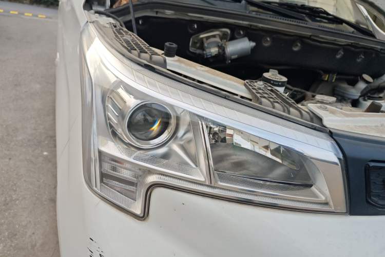 Used Dongfeng Fengon 380 2022 1.5L Comfort-Class Passenger Vehicle (Steel Spring) with 5 Seats
