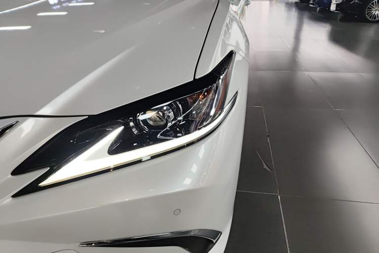 Used Lexus ES 2023 200 Excellence Edition
