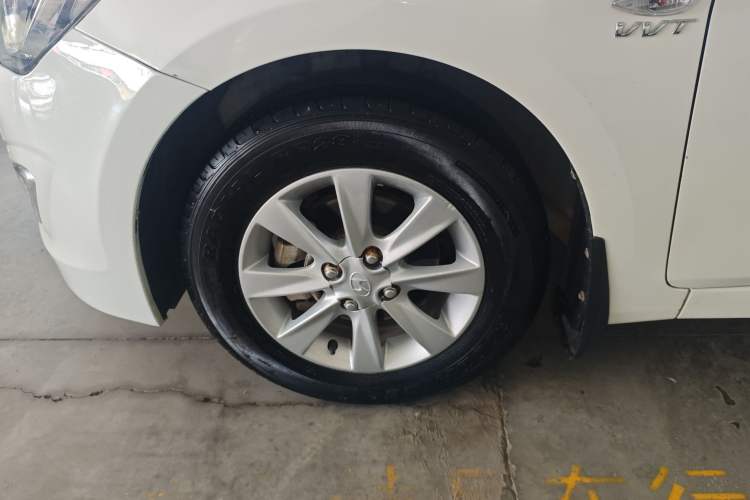 Used Hyundai Verna (older generation) 2014 1.4L Manual Smart GLS Trim Left Front Wheel Hub