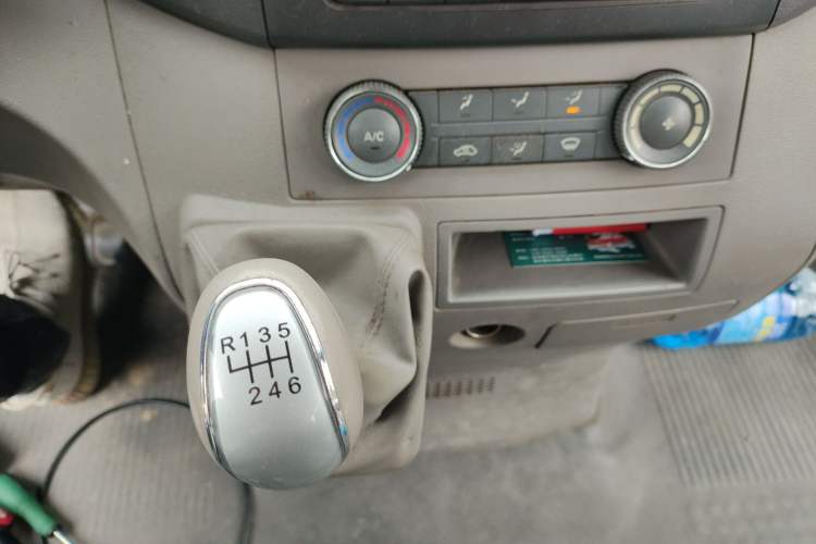 Used JAC Group Sunray 2017 2.0T Short-Wheelbase Mid-Roof Xingkuaiyun Multi-Purpose Commercial Vehicle Gear Lever