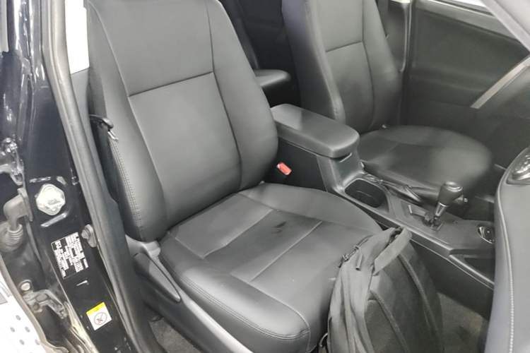 Used Toyota RAV4 2015 2.0L CVT Two-Wheel Drive Fashion Edition Right Front Seat