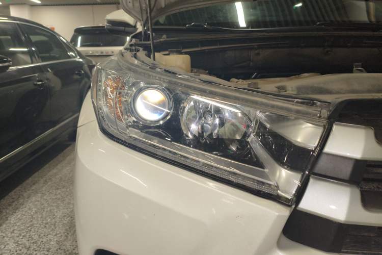 Used Toyota Highlander 2018 2.0T Four-Wheel Drive Luxury Edition 7 Seats China V Emission Standard