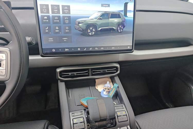 Used Formula Leopard Titanium 3 2025 501 km Range Rear-Wheel Drive Intelligent Driving Max Edition Audio And AC Panel