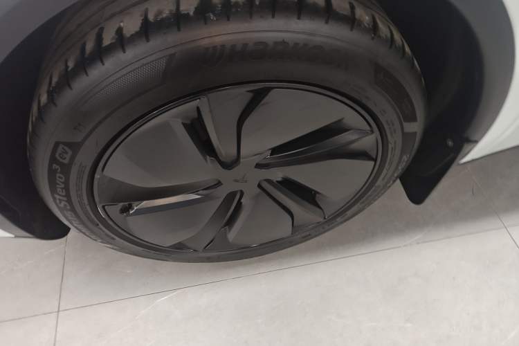 Used Tesla Model Y 2025 Long-Range All-Wheel Drive First Edition Left Front Wheel Hub