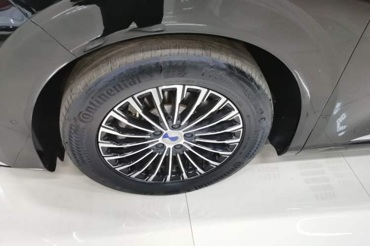 Used Denza D9 2022 DM-i 970 Four-Wheel Drive Flagship Model Left Front Wheel Hub