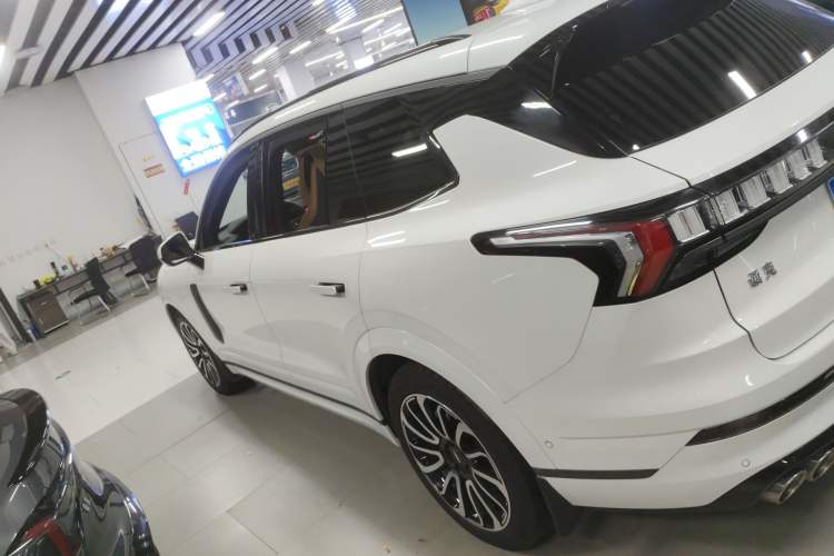 Used Lynk & Co 09 2021 2.0T Halo Six-Seater