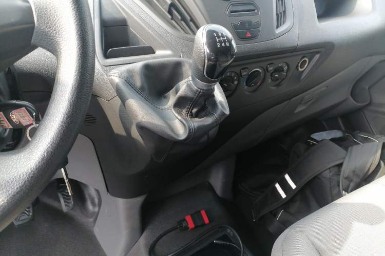 Used Ford Transit 2019 2.0T Diesel Multi-Purpose Commercial Vehicle Short Wheelbase Low Roof 6-Seater China VI Standard