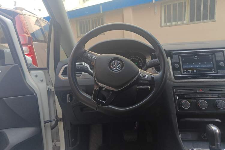 Used Volkswagen Golf Sportsvan 2019 280TSI Automatic Trendy Model China VI Standard Steering Wheel