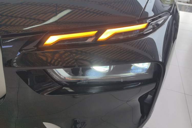 Used BMW X7 2023 xDrive40i Luxury Package with Leading Features