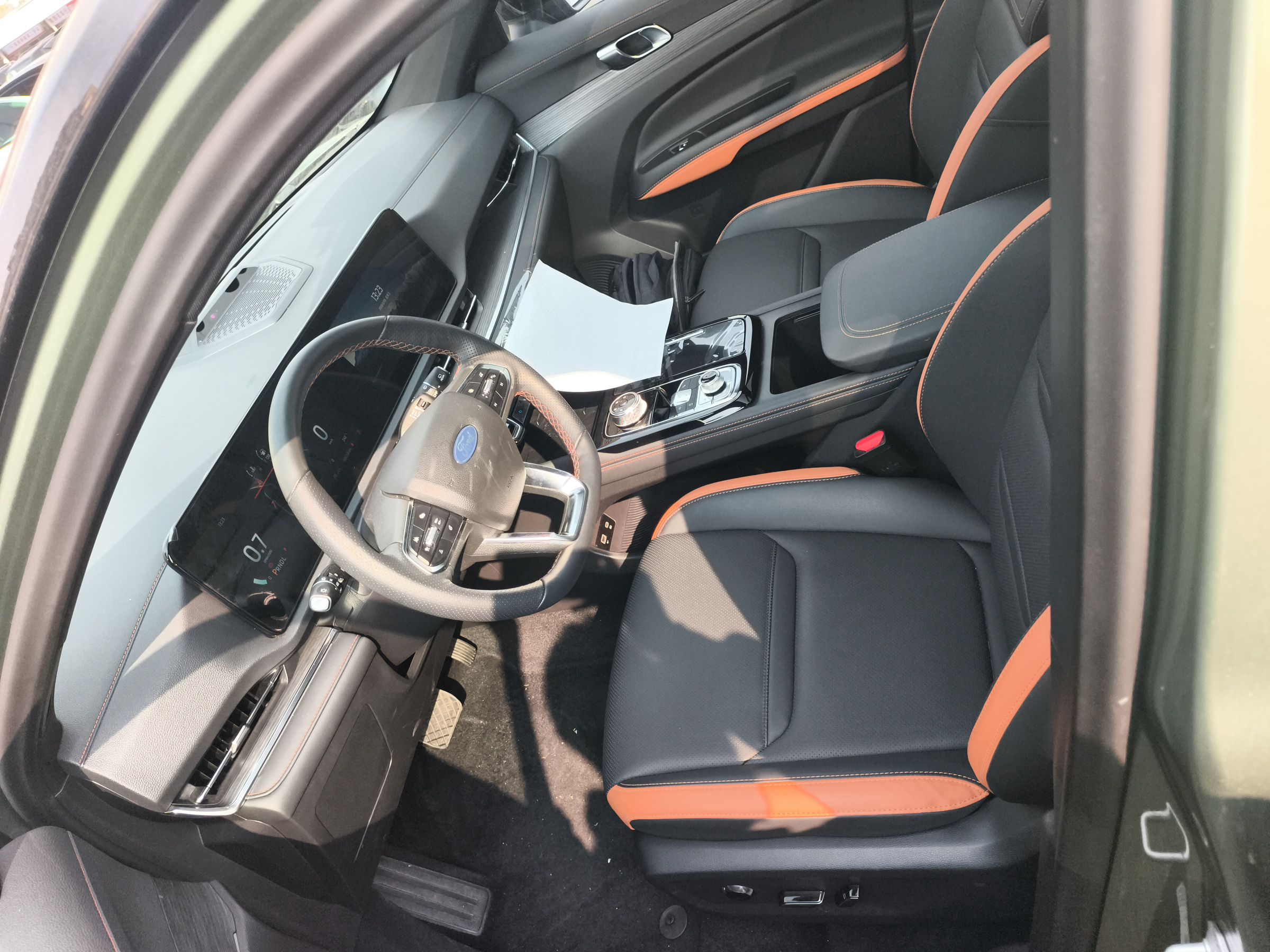 المقاعد الأمامية داخل السيارة