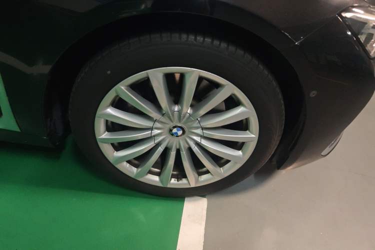 Used BMW 7 Series 2019 Updated 730Li Luxury Package Right Front Wheel Hub