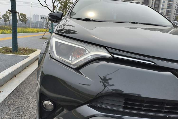 Used Toyota RAV4 2016 2.0L CVT Two-Wheel Drive Fashion Edition China V Standard
