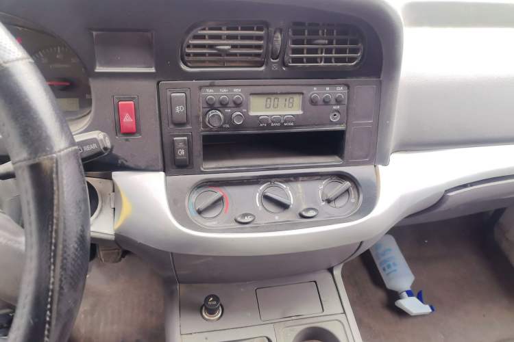 Used Jinbei Hiace 2018 2.0L Fifth-Generation Box Truck Standard Roof 2 Seats 4G19