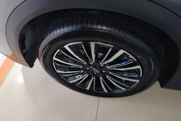 Used Chery Tiggo 8 2026 Model, 5th Generation Tiger Model, Kunpeng 1.6T Automatic Flagship Version Left Front Wheel Hub