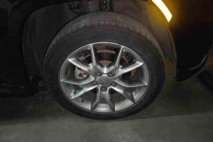 Used Jeep Grand Cherokee 2015 3.0L Flagship Prestige Edition Right Front Wheel Hub