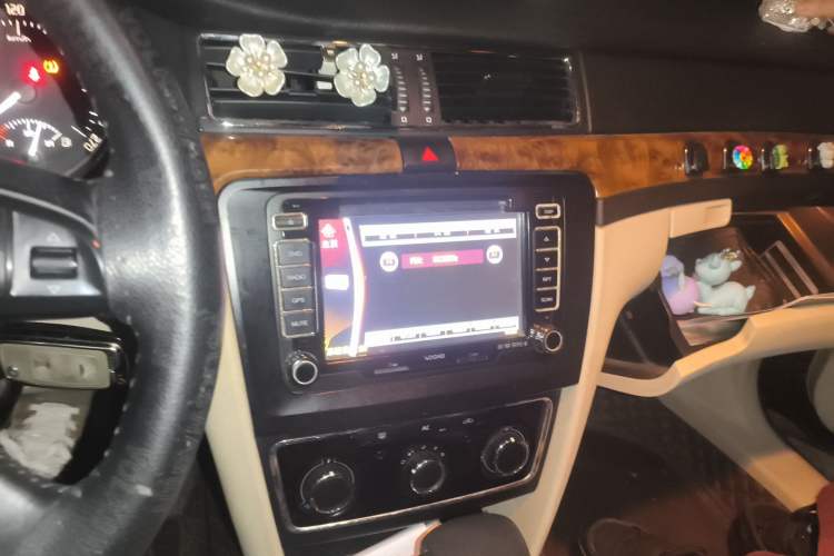 Used Skoda Superb 2012 1.8TSI Automatic Elegant Edition Audio And AC Panel