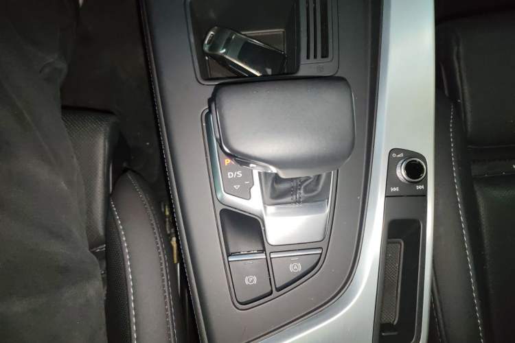 Used Audi A4L 2022 40 TFSI Luxury Dynamic Model
