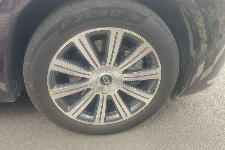 Used Hima AITO M8 2025 Extended-Range Max Version 37 kWh 5-Seater Right Front Wheel Hub