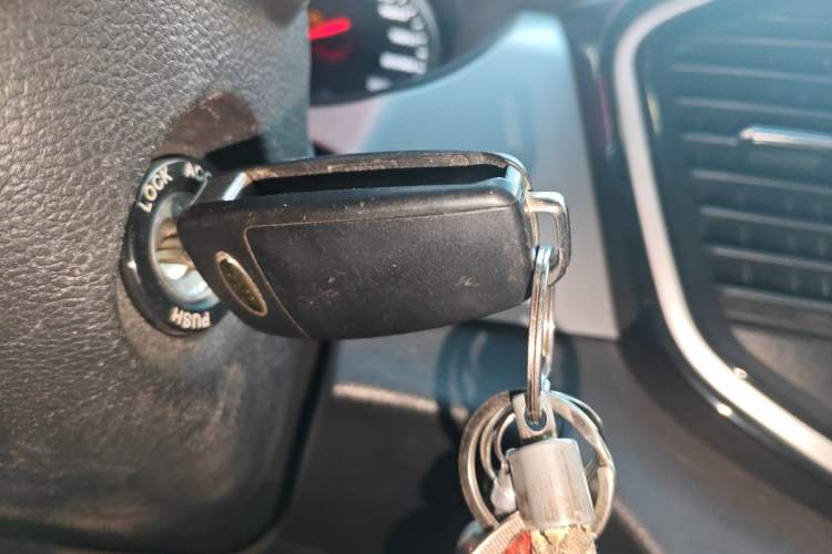 Used JAC Refine M4 2019 Business & Travel Series 2.0L Manual Comfort Model China VI