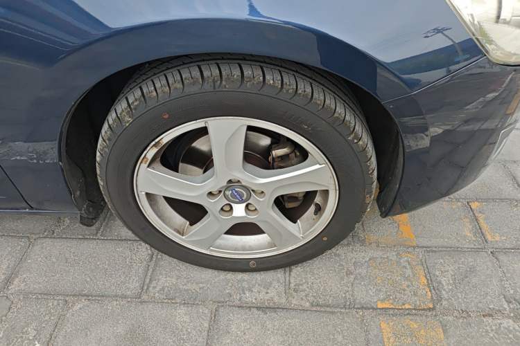 Used Volvo S60 2012 T5 Comfort Edition Right Front Wheel Hub