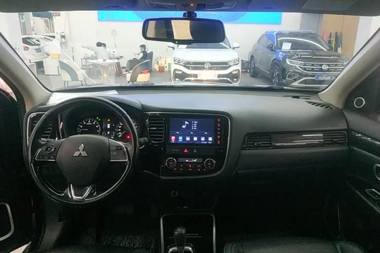 Used Mitsubishi Outlander 2019 2.0L Two-Wheel Drive Comfort Edition 5 Seats China V Standard Center Console