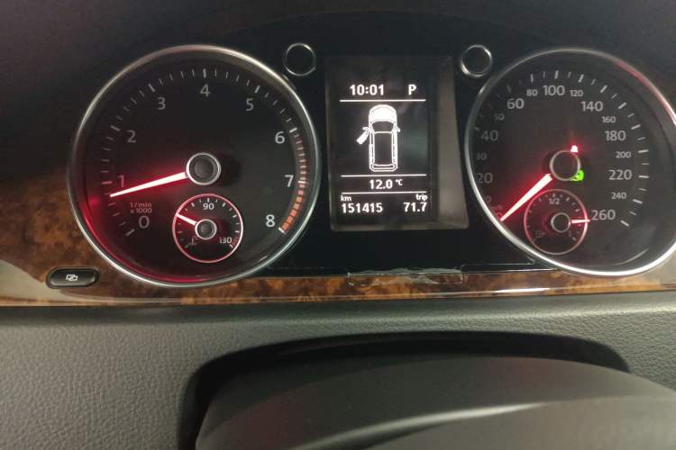 Used Volkswagen Passat 2011 2.0T Touring Edition Luxury Version Odometer Close Up