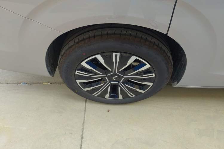 Used Wuling Starlight 730 2025 Model Plug-in Hybrid 125km Luxury Edition
