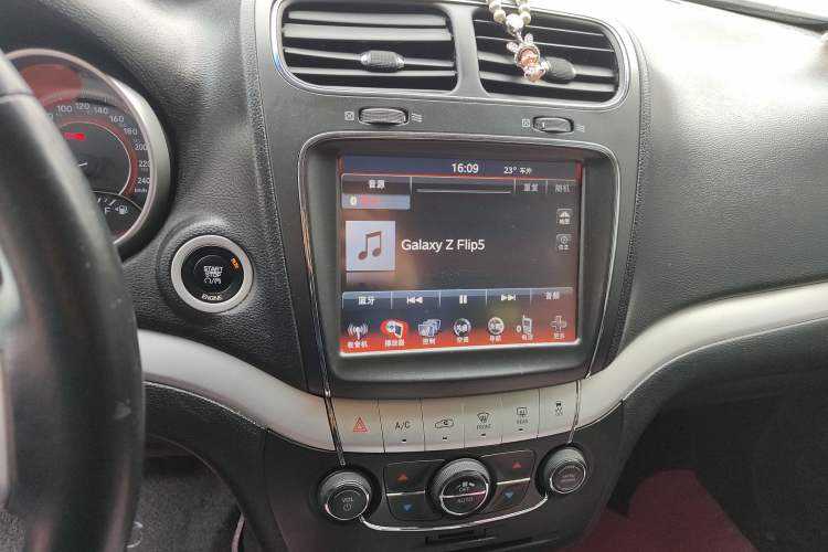 Used Dodge Journey 2013 2.4L Two-Wheel Drive Luxury Version