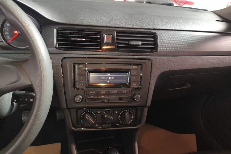 Used Volkswagen Santana 2016 1.6L Automatic Fashion Edition Audio And AC Panel