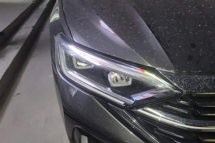 Used Volkswagen Sagitar 2023 300TSI DSG Excellence Edition Right Front Headlight