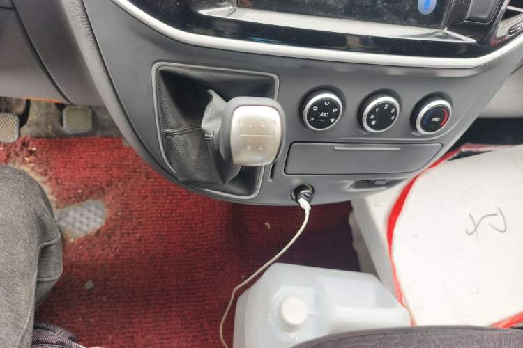 Used SAIC MAXUS Xintu V80 2023 2.0T Manual Classic City Delivery King Long Wheelbase Mid-Roof 3-Seater
