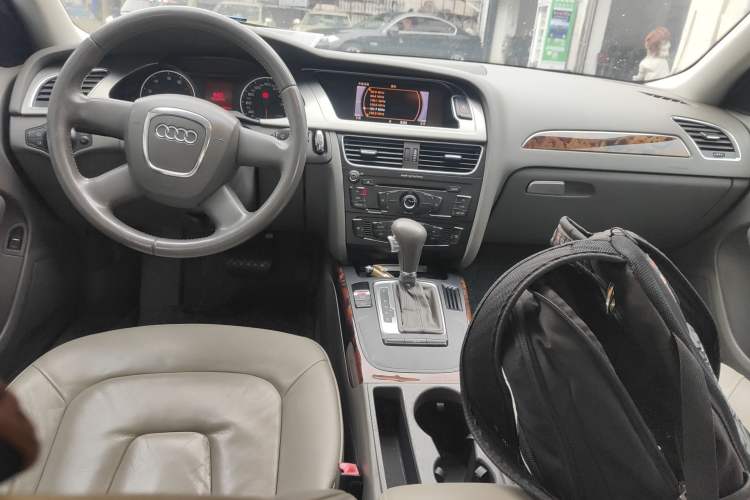 Used Audi A4L 2010 2.0 TFSI Comfort Edition Center Console