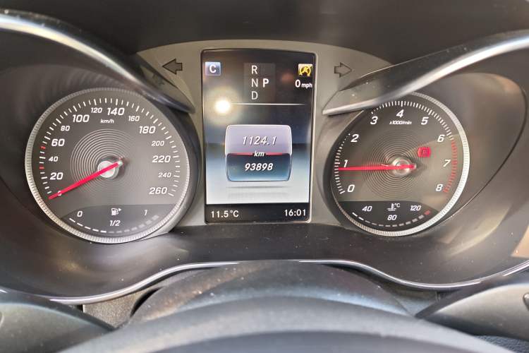 Used Mercedes-Benz C-Class 2018 C 200 L Sport Edition Odometer Close Up