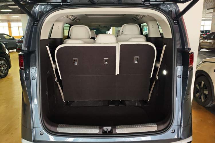 Used Denza D9 2025 DM-i Intelligent Drive 1020 Four-Wheel Drive Prestige Model
