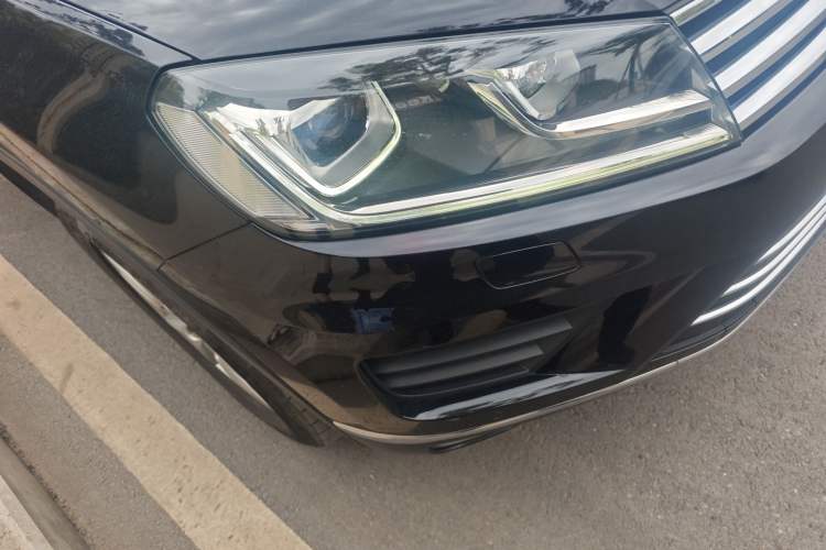 Used Volkswagen Touareg 2017 3.0 TSI Touareg Model Right Front Headlight