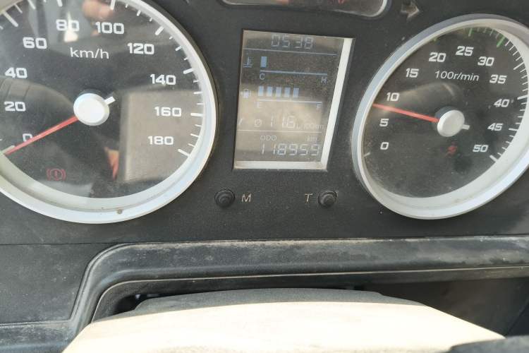 Used Iveco Daily 2020 2.5T A35 Passenger Van with Dual Tires Low Roof 5-9 Seats China V Emission Standard Odometer Close Up