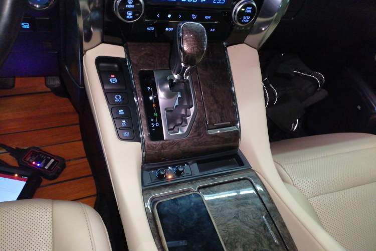 Used Toyota Vellfire 2021 Crown Dual-Engine 2.5L HV Supreme Edition
